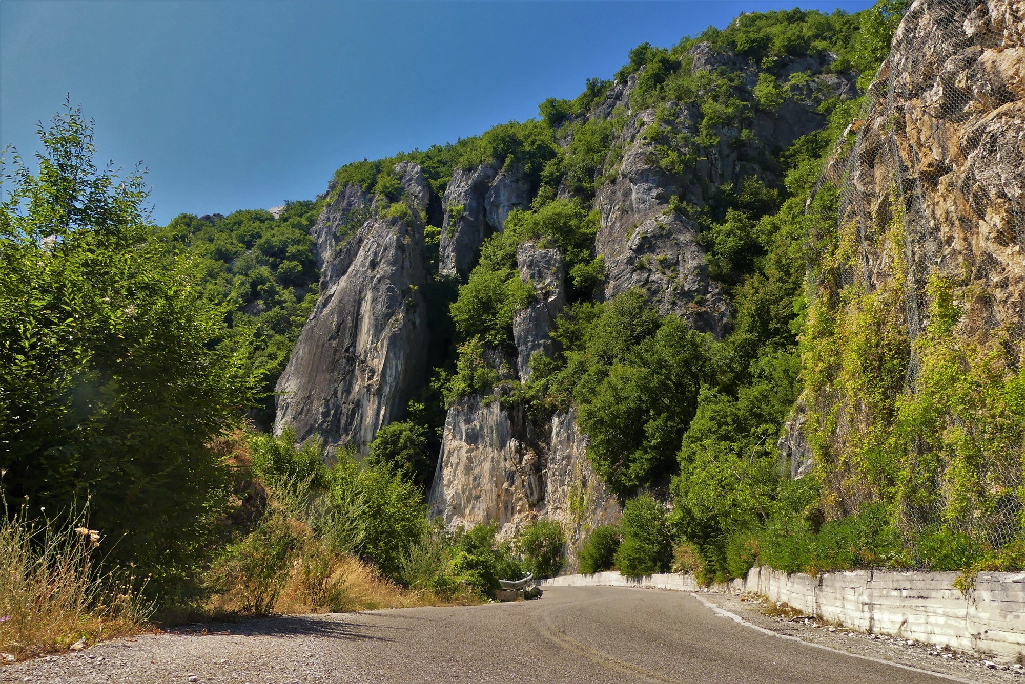 granitenioi vraxoi sto dromo spilaio