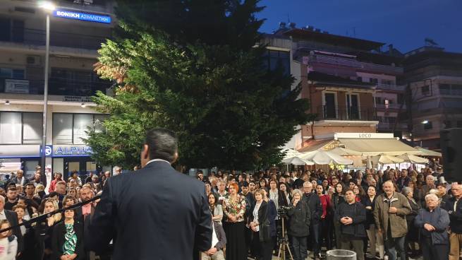 &Kappa;&alpha;&iota; &eta; &pi;ό&lambda;&eta; &tau;&omega;&nu; &Gamma;&rho;&epsilon;&beta;&epsilon;&nu;ώ&nu; &mu;ί&lambda;&eta;&sigma;&epsilon;, &laquo;&Mu;&alpha;&zeta;ί &Sigma;&upsilon;&nu;&epsilon;&chi;ί&zeta;&omicron;&upsilon;&mu;&epsilon;&raquo; &mu;&epsilon; &Delta;&eta;&mu;&omicron;&sigma;&theta;έ&nu;&eta; &Kappa;&omicron;&upsilon;&pi;&tau;&sigma;ί&delta;&eta;