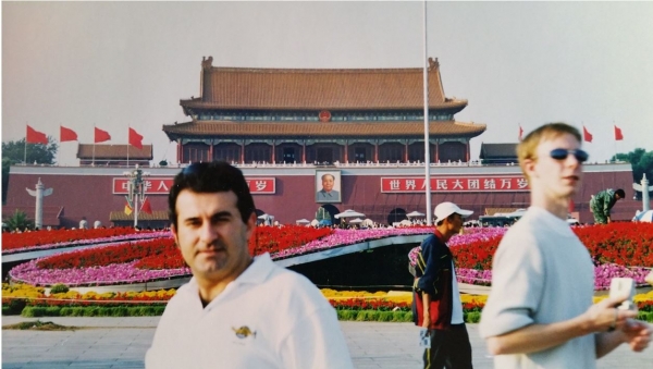 &Eta; &Kappa;ί&nu;&alpha; &laquo;&sigma;&eta;&kappa;ώ&nu;&epsilon;&iota; &tau;&omicron; &gamma;ά&nu;&tau;&iota;&raquo; &sigma;&tau;&eta; &Delta;ύ&sigma;&eta;