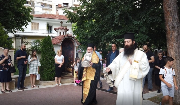 &Pi;ά&nu;&delta;&eta;&mu;&eta; &upsilon;&pi;&omicron;&delta;&omicron;&chi;ή &tau;&eta;&sigmaf; &Tau;&iota;&mu;ί&alpha;&sigmaf; &Kappa;ά&rho;&alpha;&sigmaf; &tau;&omicron;&upsilon; &Omicron;&sigma;ί&omicron;&upsilon; &Nu;&iota;&kappa;ά&nu;&omega;&rho;&omicron;&sigmaf;, &sigma;&tau;&alpha; &Gamma;&rho;&epsilon;&beta;&epsilon;&nu;ά (VIDEO)