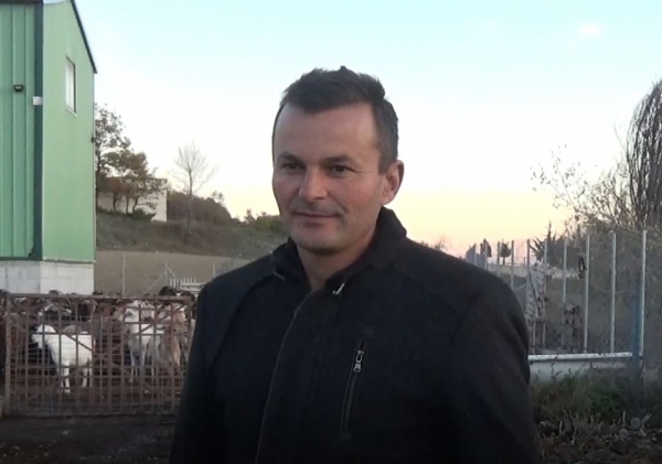 &Zeta;&epsilon;&iota; &kappa;&alpha;&iota; &epsilon;&rho;&gamma;ά&zeta;&epsilon;&tau;&alpha;&iota; 12 &chi;&rho;ό&nu;&iota;&alpha; &sigma;&tau;&alpha; &Gamma;&rho;&epsilon;&beta;&epsilon;&nu;ά &kappa;&alpha;&iota; &zeta;&eta;&tau;ά &tau;&eta;&nu; &epsilon;&lambda;&lambda;&eta;&nu;&iota;&kappa;ή &iota;&theta;&alpha;&gamma;έ&nu;&epsilon;&iota;&alpha; (VIDEO)