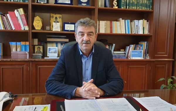 &Tau;&iota; &lambda;έ&epsilon;&iota; &omicron; &Delta;ή&mu;&alpha;&rho;&chi;&omicron;&sigmaf; &Gamma;&rho;&epsilon;&beta;&epsilon;&nu;ώ&nu; &Gamma;. &Delta;&alpha;&sigma;&tau;&alpha;&mu;ά&nu;&eta;&sigmaf; &gamma;&iota;&alpha; 14 &mu;&alpha;&theta;&eta;&tau;έ&sigmaf; &kappa;&alpha;&iota; 2 &epsilon;&kappa;&pi;&alpha;&iota;&delta;&epsilon;&upsilon;&tau;&iota;&kappa;&omicron;ύ&sigmaf; &tau;&omicron;&upsilon; &Epsilon;&Pi;&Alpha;&Lambda; &Gamma;&rho;&epsilon;&beta;&epsilon;&nu;ώ&nu; &pi;&omicron;&upsilon; &gamma;ύ&rho;&iota;&sigma;&alpha;&nu; &chi;&theta;&epsilon;&sigmaf; &alpha;&pi;ό &epsilon;&kappa;&pi;&alpha;&iota;&delta;&epsilon;&upsilon;&tau;&iota;&kappa;ή &epsilon;&kappa;&delta;&rho;&omicron;&mu;ή &sigma;&tau;&eta;&nu; &Iota;&sigma;&pi;&alpha;&nu;ί&alpha;