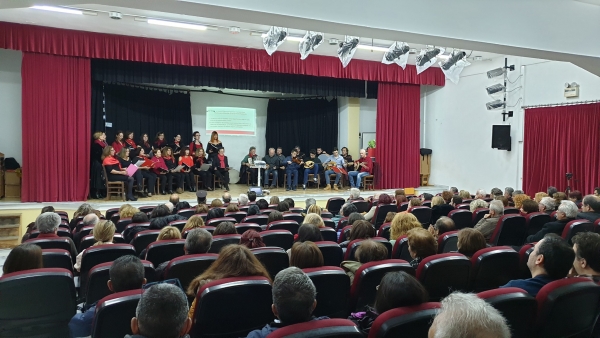 "&Alpha;&nu;&epsilon;&kappa;&pi;&lambda;ή&rho;&omega;&tau;&omicron;&iota; έ&rho;&omega;&tau;&epsilon;&sigmaf; &mu;έ&sigma;&alpha; &alpha;&pi;ό &iota;&sigma;&tau;&omicron;&rho;ί&epsilon;&sigmaf; &kappa;&alpha;&iota; &mu;&omicron;&upsilon;&sigma;&iota;&kappa;ή" (VIDEO)