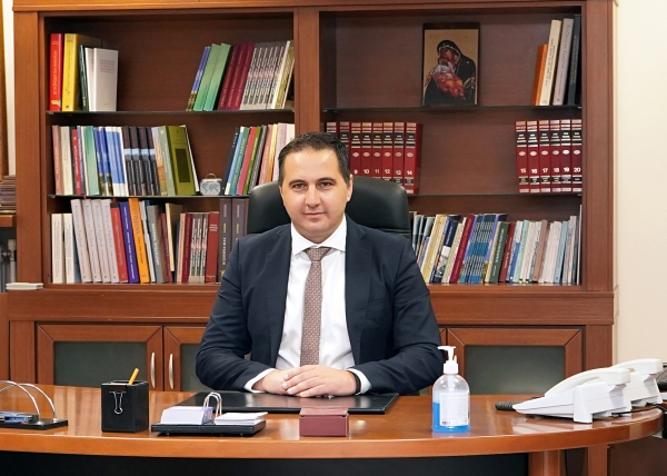 &Pi;&omicron;&lambda;&iota;&tau;&iota;&kappa;έ&sigmaf; &alpha;&nu;&tau;&iota;&pi;&alpha;&rho;&alpha;&theta;έ&sigma;&epsilon;&iota;&sigmaf; &laquo;&pi;&alpha;&lambda;&alpha;&iota;ά&sigmaf; &kappa;&omicron;&pi;ή&sigmaf;&raquo;, &pi;&omicron;&upsilon; &pi;ά&nu;&epsilon; &tau;&alpha; &Gamma;&rho;&epsilon;&beta;&epsilon;&nu;ά &pi;ί&sigma;&omega;