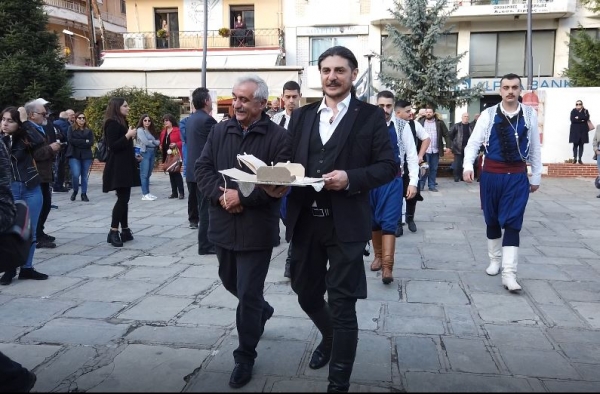 &Xi;&epsilon;&kappa;ί&nu;&eta;&sigma;&epsilon; &tau;&omicron; &tau;&alpha;&xi;ί&delta;&iota; &tau;&omicron;&upsilon; &Epsilon;&rho;&omega;&tau;ό&kappa;&rho;&iota;&tau;&omicron;&upsilon;: &laquo;&Kappa;&rho;ή&tau;&eta;-&Beta;&epsilon;&nu;&epsilon;&tau;ί&alpha;-&Gamma;&rho;&epsilon;&beta;&epsilon;&nu;ά&raquo; (VIDEO- &Phi;&Omega;&Tau;&Omicron;)