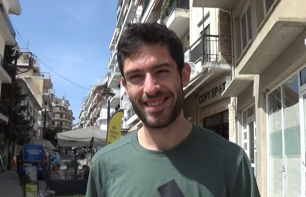 &Mu;ί&lambda;&tau;&omicron;&sigmaf; &Tau;&epsilon;&nu;&tau;ό&gamma;&lambda;&omicron;&upsilon;: &laquo;&sigma;&alpha;&sigmaf; &epsilon;&upsilon;&chi;&alpha;&rho;&iota;&sigma;&tau;ώ &gamma;&iota;&alpha; &tau;&eta;&nu; &alpha;&gamma;ά&pi;&eta; &sigma;&alpha;&sigmaf; &kappa;&alpha;&iota; &tau;&eta;&nu; &upsilon;&pi;&omicron;&sigma;&tau;ή&rho;&iota;&xi;ή &sigma;&alpha;&sigmaf;&raquo;.