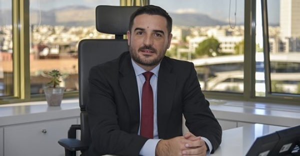 &Omicron; &gamma;&rho;&epsilon;&beta;&epsilon;&nu;&iota;ώ&tau;&eta;&sigmaf; &Alpha;&rho;&iota;&sigma;&tau;&omicron;&tau;έ&lambda;&eta;&sigmaf; &Chi;&alpha;&nu;&tau;ά&beta;&alpha;&sigmaf;, &pi;&rho;ώ&tau;&omicron;&sigmaf; Έ&lambda;&lambda;&eta;&nu;&alpha;&sigmaf; &pi;&rho;ό&epsilon;&delta;&rho;&omicron;&sigmaf; &tau;&omicron;&upsilon; &Epsilon;&upsilon;&rho;&omega;&pi;&alpha;ϊ&kappa;&omicron;ύ &Sigma;&upsilon;&nu;&delta;έ&sigma;&mu;&omicron;&upsilon; &phi;&omega;&tau;&omicron;&beta;&omicron;&lambda;&tau;&alpha;ϊ&kappa;ώ&nu; (Solar Power Europe)