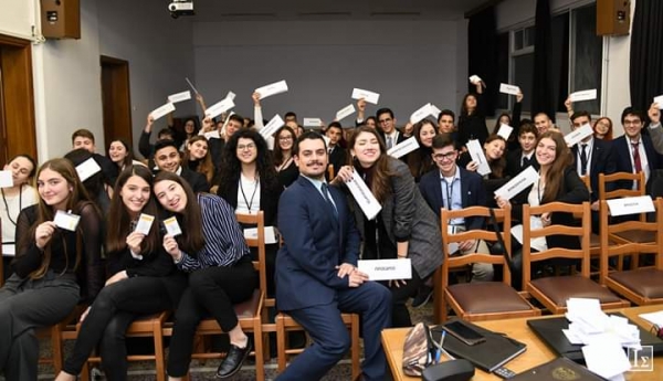 &Eta; &Gamma;&epsilon;&nu;&iota;ά &mu;&alpha;&sigmaf; &mu;&pi;&omicron;&rho;&epsilon;ί, &nu;&alpha; &alpha;&lambda;&lambda;ά&xi;&epsilon;&iota; &tau;&omicron;&nu; &kappa;ό&sigma;&mu;&omicron;!