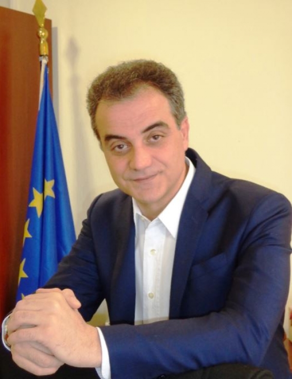 &Sigma;&upsilon;&gamma;&chi;&alpha;&rho;&eta;&tau;ή&rho;&iota;&alpha; &tau;&omicron;&upsilon; &Pi;&epsilon;&rho;&iota;&phi;&epsilon;&rho;&epsilon;&iota;ά&rho;&chi;&eta; &Delta;&upsilon;&tau;&iota;&kappa;ή&sigmaf; &Mu;&alpha;&kappa;&epsilon;&delta;&omicron;&nu;ί&alpha;&sigmaf; &sigma;&tau;&iota;&sigmaf; &nu;έ&epsilon;&sigmaf; &Delta;&eta;&mu;&omicron;&tau;&iota;&kappa;έ&sigmaf; &Alpha;&rho;&chi;έ&sigmaf;
