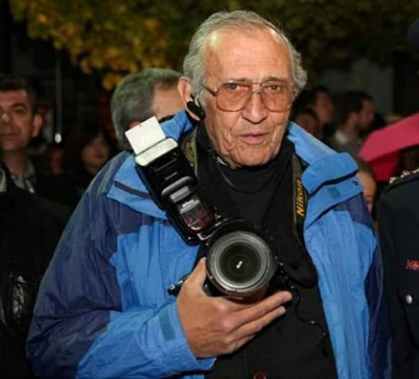 &ldquo;Έ&phi;&upsilon;&gamma;&epsilon;&rdquo; &alpha;&pi;ό &tau;&eta; &zeta;&omega;ή, &omicron; &gamma;&nu;&omega;&sigma;&tau;ό&sigmaf; &kappa;&omicron;&zeta;&alpha;&nu;ί&tau;&eta;&sigmaf; &phi;&omega;&tau;&omicron;&rho;&epsilon;&pi;ό&rho;&tau;&epsilon;&rho;, &Chi;&rho;ή&sigma;&tau;&omicron;&sigmaf; &Mu;&pi;&lambda;έ&tau;&sigma;&omicron;&sigmaf;.