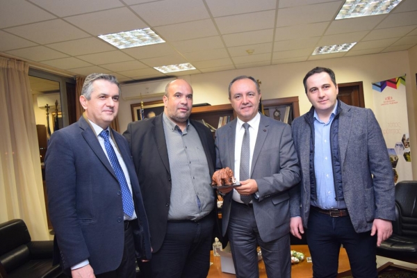 &Theta;. &Kappa;&Alpha;&Rho;&Alpha;&Omicron;&Gamma;&Lambda;&Omicron;&Upsilon;: "&Sigma;&Tau;&Omicron;&Iota;&Chi;&Eta;&Mu;&Alpha; &Gamma;&Iota;&Alpha; &Tau;&Eta; &Phi;&Lambda;&Omega;&Rho;&Iota;&Nu;&Alpha; &Kappa;&Alpha;&Iota; &Tau;&Alpha; &Gamma;&Rho;&Epsilon;&Beta;&Epsilon;&Nu;&Alpha; &Eta; &Mu;&Epsilon;&Tau;&Alpha;&Beta;&Alpha;&Sigma;&Eta; &Sigma;&Tau;&Eta; &Nu;&Epsilon;&Alpha; &Epsilon;&Pi;&Omicron;&Chi;&Eta;"