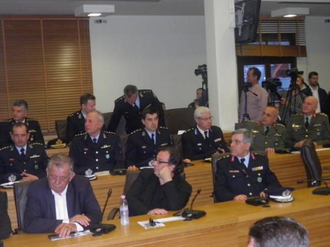 &laquo;&Omicron; &rho;ό&lambda;&omicron;&sigmaf; &kappa;&alpha;&iota; &eta; &sigma;&upsilon;&mu;&beta;&omicron;&lambda;ή &tau;&eta;&sigmaf; &Epsilon;&lambda;&lambda;&eta;&nu;&iota;&kappa;ή&sigmaf; &Alpha;&sigma;&tau;&upsilon;&nu;&omicron;&mu;ί&alpha;&sigmaf; &sigma;&tau;&eta;&nu; &kappa;&alpha;&theta;&eta;&mu;&epsilon;&rho;&iota;&nu;ή &zeta;&omega;ή &tau;&omega;&nu; &Alpha;&tau;ό&mu;&omega;&nu; &mu;&epsilon; &Alpha;&nu;&alpha;&pi;&eta;&rho;ί&alpha;&raquo;