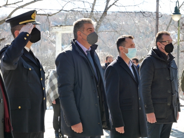 &Sigma;&tau;&omicron;&nu; &omicron;&iota;&kappa;&iota;&sigma;&mu;ό &Delta;&epsilon;&sigma;&pi;ό&tau;&eta;&sigmaf;  &omicron; &Delta;ή&mu;&alpha;&rho;&chi;&omicron;&sigmaf; &Gamma;&rho;&epsilon;&beta;&epsilon;&nu;ώ&nu; &Gamma;&iota;ώ&rho;&gamma;&omicron;&sigmaf; &Delta;&alpha;&sigma;&tau;&alpha;&mu;ά&nu;&eta;&sigmaf; &gamma;&iota;&alpha; &tau;&eta;&nu; &epsilon;&pi;έ&tau;&epsilon;&iota;&omicron; &tau;&eta;&sigmaf; &Mu;ά&chi;&eta;&sigmaf; &tau;&omicron;&upsilon; &Sigma;&nu;&iota;&chi;ό&beta;&omicron;&upsilon; (&Phi;&omega;&tau;&omicron;&gamma;&rho;&alpha;&phi;ί&epsilon;&sigmaf;)