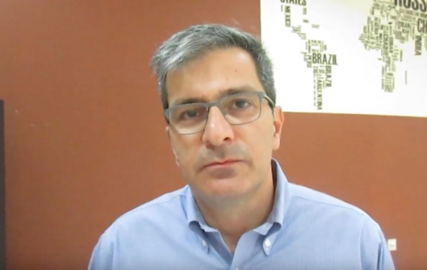 &Omicron; &Pi;&rho;ύ&tau;&alpha;&nu;&eta;&sigmaf; &tau;&omicron;&upsilon; &Pi;&alpha;&nu;&epsilon;&pi;&iota;&sigma;&tau;&eta;&mu;ί&omicron;&upsilon; &Delta;. &Mu;&alpha;&kappa;&epsilon;&delta;&omicron;&nu;ί&alpha;&sigmaf; &Theta;. &Theta;&epsilon;&omicron;&delta;&omicron;&upsilon;&lambda;ί&delta;&eta;&sigmaf; &sigma;&chi;&omicron;&lambda;&iota;ά&zeta;&epsilon;&iota; &kappa;&iota; &alpha;&nu;&alpha;&lambda;ύ&epsilon;&iota; &tau;&eta; &sigma;&eta;&mu;&alpha;&nu;&tau;&iota;&kappa;ή &mu;&epsilon;ί&omega;&sigma;&eta; &epsilon;&iota;&sigma;&alpha;&kappa;&tau;έ&omega;&nu; (&Beta;ί&nu;&tau;&epsilon;&omicron;)