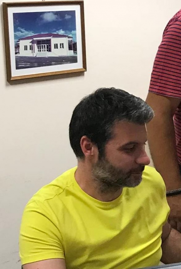 Έ&phi;&upsilon;&gamma;&epsilon; &sigma;ή&mu;&epsilon;&rho;&alpha; &alpha;&pi;ό &tau;&eta;&nu; &zeta;&omega;ή, &sigma;&epsilon; &eta;&lambda;&iota;&kappa;ί&alpha; 42 &epsilon;&tau;ώ&nu;, &omicron; E&pi;ί&kappa;&omicron;&upsilon;&rho;&omicron;&sigmaf; K&alpha;&theta;&eta;&gamma;&eta;&tau;ή&sigmaf; &tau;&omicron;&upsilon; &Pi;&alpha;&nu;&epsilon;&pi;&iota;&sigma;&tau;&eta;&mu;ί&omicron;&upsilon; &Delta;&upsilon;&tau;&iota;&kappa;ή&sigmaf; &Mu;&alpha;&kappa;&epsilon;&delta;&omicron;&nu;ί&alpha;&sigmaf; &Theta;&epsilon;ό&delta;&omega;&rho;&omicron;&sigmaf; &Kappa;ώ&tau;&tau;&alpha;&sigmaf;