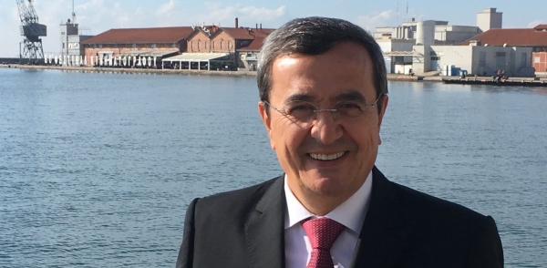 &Alpha;&mu;&pi;&nu;&tau;&omicron;ύ&lambda; &Mu;&pi;&alpha;&tau;&omicron;ύ&rho;: Έ&nu;&alpha;&sigmaf; &Gamma;&rho;&epsilon;&beta;&epsilon;&nu;&iota;ώ&tau;&eta;&sigmaf;... &delta;ή&mu;&alpha;&rho;&chi;&omicron;&sigmaf; &sigma;&tau;&eta; &Sigma;&mu;ύ&rho;&nu;&eta;