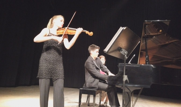 "&Mu;ά&gamma;&epsilon;&psi;&alpha;&nu;" &omicron; &Gamma;&iota;ώ&rho;&gamma;&omicron;&sigmaf; &Kappa;&alpha;&rho;&alpha;&gamma;&iota;ά&nu;&nu;&eta;&sigmaf; &kappa;&alpha;&iota; &eta; Elisa van Beek. (VIDEO)