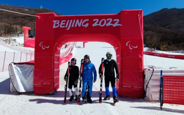 &Tau;&alpha; &Gamma;&rho;&epsilon;&beta;&epsilon;&nu;ά &sigma;&tau;&eta;&nu; 13&eta; &Chi;&epsilon;&iota;&mu;&epsilon;&rho;&iota;&nu;ή &Pi;&alpha;&rho;&alpha;&omicron;&lambda;&upsilon;&mu;&pi;&iota;ά&delta;&alpha; &sigma;&tau;&omicron; &Pi;&epsilon;&kappa;ί&nu;&omicron; (&delta;&epsilon;ί&tau;&epsilon; &tau;&omicron; &pi;&rho;ό&gamma;&rho;&alpha;&mu;&mu;&alpha;)