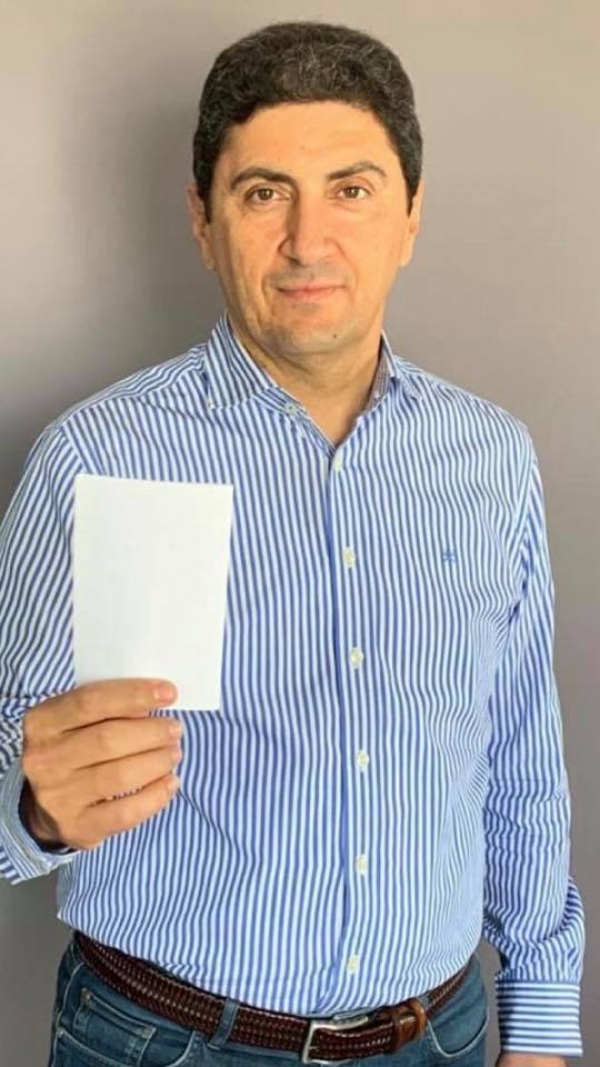 &Eta; &laquo;&lambda;&epsilon;&upsilon;&kappa;ή &kappa;ά&rho;&tau;&alpha;&raquo; (white card) &tau;&omicron;&upsilon; &Upsilon;&phi;&upsilon;&pi;&omicron;&upsilon;&rho;&gamma;&omicron;ύ &Alpha;&theta;&lambda;&eta;&tau;&iota;&sigma;&mu;&omicron;ύ, &Lambda;&epsilon;&upsilon;&tau;έ&rho;&eta; &Alpha;&upsilon;&gamma;&epsilon;&nu;ά&kappa;&eta;