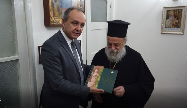 &Epsilon;&pi;ί&sigma;&kappa;&epsilon;&psi;&eta; &upsilon;&phi;&upsilon;&pi;&omicron;&upsilon;&rho;&gamma;&omicron;ύ &Epsilon;&sigma;&omega;&tau;&epsilon;&rho;&iota;&kappa;ώ&nu; (&Mu;&alpha;&kappa;&epsilon;&delta;&omicron;&nu;ί&alpha;&sigmaf; &kappa;&alpha;&iota; &Theta;&rho;ά&kappa;&eta;&sigmaf;), &sigma;&tau;&omicron;&nu; &Sigma;&epsilon;&beta;&alpha;&sigma;&mu;&iota;ώ&tau;&alpha;&tau;&omicron; &Mu;&eta;&tau;&rho;&omicron;&pi;&omicron;&lambda;ί&tau;&eta; &Gamma;&rho;&epsilon;&beta;&epsilon;&nu;ώ&nu;