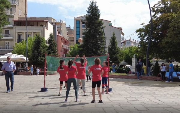 &Delta;ή&mu;&omicron;&sigmaf; &Gamma;&rho;&epsilon;&beta;&epsilon;&nu;ώ&nu;: &laquo;Ό&lambda;&eta; &eta; &pi;&lambda;&alpha;&tau;&epsilon;ί&alpha; έ&nu;&alpha; &pi;&alpha;&iota;&chi;&nu;ί&delta;&iota;&raquo; &gamma;&iota;&alpha; &tau;&eta;&nu; &Epsilon;&upsilon;&rho;&omega;&pi;&alpha;ϊ&kappa;ή &Epsilon;&beta;&delta;&omicron;&mu;ά&delta;&alpha; &Kappa;&iota;&nu;&eta;&tau;&iota;&kappa;ό&tau;&eta;&tau;&alpha;&sigmaf; &ndash; &Mu;ί&nu;&iota; &beta;ό&lambda;&epsilon;ϊ &kappa;&alpha;&iota; &tau;έ&nu;&iota;&sigmaf; &sigma;&tau;&eta;&nu; &pi;&rho;ώ&tau;&eta; &gamma;&rho;&alpha;&mu;&mu;ή