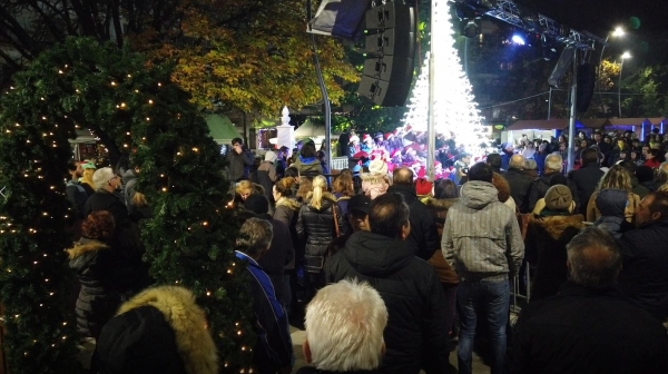 "Ά&nu;&alpha;&psi;&epsilon;" &tau;&omicron; &Chi;&rho;&iota;&sigma;&tau;&omicron;&upsilon;&gamma;&epsilon;&nu;&nu;&iota;ά&tau;&iota;&kappa;&omicron; &delta;έ&nu;&delta;&rho;&omicron; &sigma;&tau;&alpha; &Gamma;&rho;&epsilon;&beta;&epsilon;&nu;ά. (VIDEO)