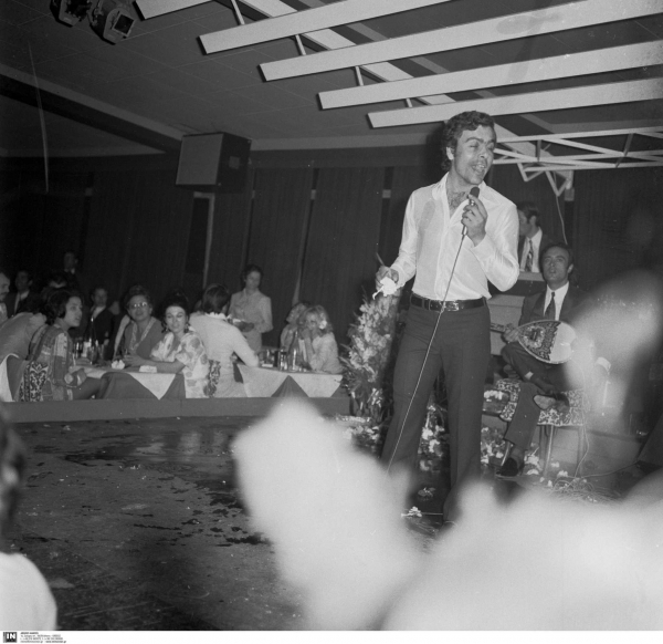 &Pi;έ&theta;&alpha;&nu;&epsilon; &omicron; &Gamma;&iota;ά&nu;&nu;&eta;&sigmaf; &Pi;&omicron;&upsilon;&lambda;ό&pi;&omicron;&upsilon;&lambda;&omicron;&sigmaf;