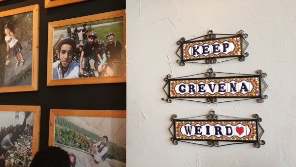 Έ&kappa;&theta;&epsilon;&sigma;&eta; &phi;&omega;&tau;&omicron;&gamma;&rho;&alpha;&phi;ί&alpha;&sigmaf; &tau;&omega;&nu; &pi;&rho;&omicron;&sigma;&phi;ύ&gamma;&omega;&nu;, &sigma;&tau;&omicron; Fuit art caf&eacute; (VIDEO)