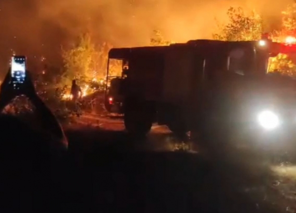 Ώ&rho;&alpha; 22:40: Bί&nu;&tau;&epsilon;&omicron; &alpha;&pi;ό &tau;&eta; &pi;&iota;&omicron; &mu;&epsilon;&gamma;ά&lambda;&eta; &epsilon;&sigma;&tau;ί&alpha; &phi;&omega;&tau;&iota;ά&sigmaf; &kappa;&omicron;&nu;&tau;ά &sigma;&tau;&omicron; &Nu;&eta;&sigma;ί &Gamma;&rho;&epsilon;&beta;&epsilon;&nu;ώ&nu; &ndash; &Phi;&omega;&tau;&omicron;&gamma;&rho;&alpha;&phi;ί&epsilon;&sigmaf; &mu;έ&sigma;&alpha; &alpha;&pi;ό &tau;&omicron;&nu; &omicron;&iota;&kappa;&iota;&sigma;&mu;ό (&Beta;ί&nu;&tau;&epsilon;&omicron; &amp; &Phi;&omega;&tau;&omicron;&gamma;&rho;&alpha;&phi;ί&epsilon;&sigmaf;)