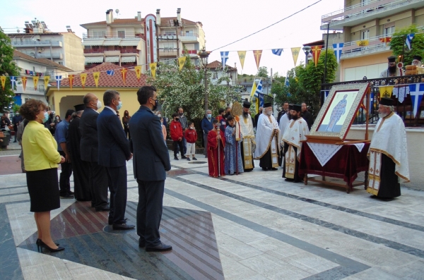 &Eta; &pi;ό&lambda;&eta; &tau;&omega;&nu; &Gamma;&rho;&epsilon;&beta;&epsilon;&nu;ώ&nu; &gamma;&iota;&omicron;&rho;&tau;ά&zeta;&epsilon;&iota; &tau;&eta; &mu;&nu;ή&mu;&eta; &tau;&omicron;&upsilon; &Pi;&rho;&omicron;&sigma;&tau;ά&tau;&eta; &kappa;&alpha;&iota; &Pi;&omicron;&lambda;&iota;&omicron;ύ&chi;&omicron;&upsilon; &Alpha;&gamma;ί&omicron;&upsilon; &Alpha;&chi;&iota;&lambda;&lambda;ί&omicron;&upsilon; (VIDEO)