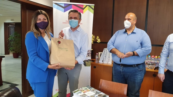 &Epsilon;&pi;ί&sigma;&kappa;&epsilon;&psi;&eta; &tau;&eta;&sigmaf; &upsilon;&phi;&upsilon;&pi;&omicron;&upsilon;&rho;&gamma;&omicron;ύ &Tau;&omicron;&upsilon;&rho;&iota;&sigma;&mu;&omicron;ύ &Sigma;&omicron;&phi;ί&alpha;&sigmaf; &Zeta;&alpha;&chi;&alpha;&rho;ά&kappa;&eta; &sigma;&tau;&eta;&nu; &Pi;.&Epsilon; &Gamma;&rho;&epsilon;&beta;&epsilon;&nu;ώ&nu; (video)