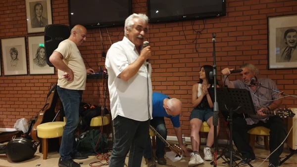 &laquo;&Tau;&alpha; &Beta;&iota;&beta;&lambda;ί&alpha; &delta;&iota;&alpha;&nu;&upsilon;&kappa;&tau;&epsilon;&rho;&epsilon;ύ&omicron;&upsilon;&nu; &kappa;&alpha;&iota; &mu;&alpha;&sigmaf; &kappa;&rho;&alpha;&tau;&omicron;ύ&nu; &sigma;&upsilon;&nu;&tau;&rho;&omicron;&phi;&iota;ά... &mu;&epsilon; &lambda;ό&gamma;&omicron;, &mu;&omicron;&upsilon;&sigma;&iota;&kappa;ή &kappa;&alpha;&iota; &tau;&rho;&alpha;&gamma;&omicron;ύ&delta;&iota;&alpha;&raquo; VIDEO