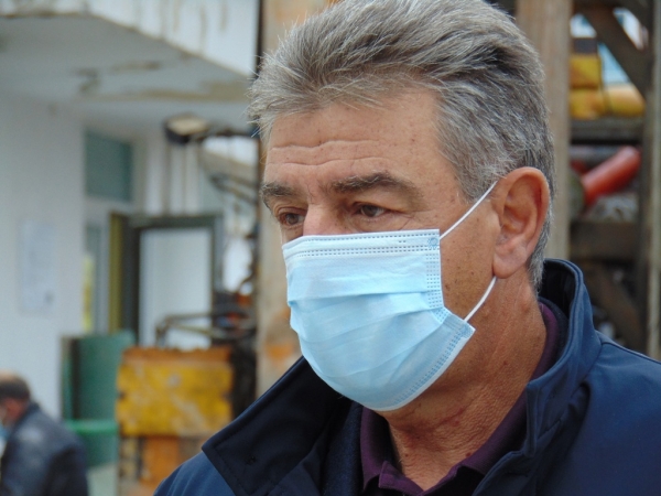 &Tau;&omicron; &mu;ή&nu;&upsilon;&mu;&alpha; &tau;&omicron;&upsilon; &Delta;&eta;&mu;ά&rho;&chi;&omicron;&upsilon; &Gamma;&rho;&epsilon;&beta;&epsilon;&nu;ώ&nu; &sigma;&epsilon; ό&sigma;&omicron;&upsilon;&sigmaf; &alpha;&mu;&phi;&iota;&sigma;&beta;&eta;&tau;&omicron;ύ&nu; &tau;&omicron;&nu; &kappa;&omicron;&rho;&omega;&nu;&omicron;ϊό: &laquo;&alpha;&sigmaf; &pi;&alpha;&nu; &mu;&iota;&alpha; &mu;έ&rho;&alpha; &nu;&alpha; &kappa;&alpha;&theta;ί&sigma;&omicron;&upsilon;&nu; &sigma;&tau;&eta;&nu; &alpha;&pi;&omicron;&mu;ό&nu;&omega;&sigma;&eta; &kappa;&alpha;&iota; &mu;&epsilon;&tau;&alpha; &nu;&alpha; &rho;&theta;&omicron;ύ&nu; &nu;&alpha; &mu;&iota;&lambda;ή&sigma;&omicron;&upsilon;&mu;&epsilon;&raquo;