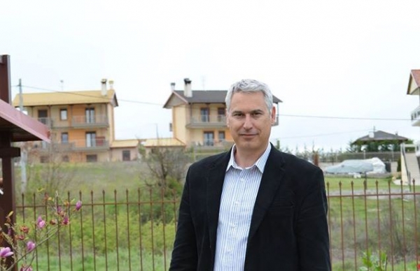 &Omicron; &Gamma;&iota;ώ&rho;&gamma;&omicron;&sigmaf; &Kappa;&alpha;&lambda;&alpha;&mu;ά&rho;&alpha;&sigmaf; &mu;&iota;&lambda;ά&epsilon;&iota; &gamma;&iota;&alpha; ό&lambda;&omicron;&upsilon;&sigmaf; &kappa;&alpha;&iota; &gamma;&iota;&alpha; ό&lambda;&alpha; (VIDEO)