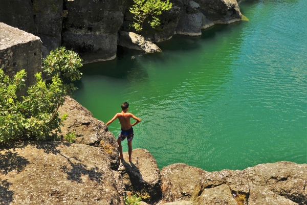 &Omicron;&iota; &Pi;ύ&lambda;&epsilon;&sigmaf; &tau;&omicron;&upsilon; &Pi;&omicron;&tau;&alpha;&mu;&omicron;ύ &Beta;&epsilon;&nu;έ&tau;&iota;&kappa;&omicron;&upsilon;-&Alpha;&kappa;&omicron;&lambda;&omicron;&upsilon;&theta;ώ&nu;&tau;&alpha;&sigmaf; &tau;&alpha; &chi;&nu;ά&rho;&iota;&alpha; &tau;&omicron;&upsilon; &Beta;&omicron;&upsilon;&kappa;&epsilon;&phi;ά&lambda;&alpha; &Kappa;&epsilon;ί&mu;&epsilon;&nu;&omicron;-&Phi;&omega;&tau;&omicron;&gamma;&rho;&alpha;&phi;ί&epsilon;&sigmaf;: &Lambda;ί&alpha; &Mu;ά&gamma;&epsilon;&iota;&rho;&alpha;