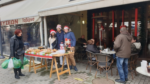 &laquo;&Chi;&rho;&iota;&sigma;&tau;&omicron;&upsilon;&gamma;&epsilon;&nu;&nu;&iota;ά&tau;&iota;&kappa;&omicron; &kappa;&alpha;&lambda;ά&theta;&iota;&raquo;: &Mu;&epsilon;&gamma;ά&lambda;&eta; &eta; &sigma;&upsilon;&mu;&mu;&epsilon;&tau;&omicron;&chi;ή &tau;&omicron;&upsilon; &kappa;ό&sigma;&mu;&omicron;&upsilon; (VIDEO)