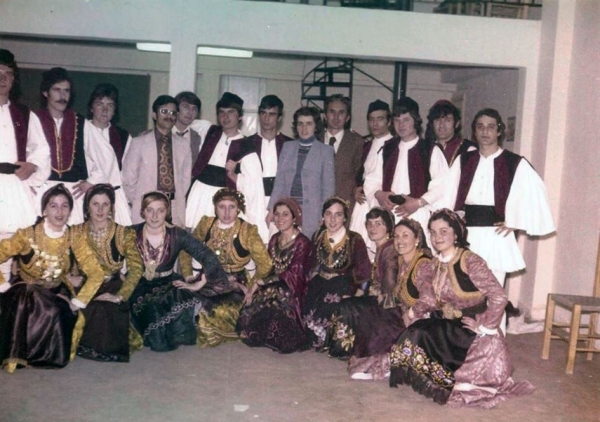 &Tau;&omicron; &pi;&rho;ώ&tau;&omicron; &tau;&omicron;&pi;&iota;&kappa;ό &chi;&omicron;&rho;&epsilon;&upsilon;&tau;&iota;&kappa;ό &sigma;&upsilon;&gamma;&kappa;&rho;ό&tau;&eta;&mu;&alpha; &pi;&alpha;&rho;&alpha;&delta;&omicron;&sigma;&iota;&alpha;&kappa;ώ&nu; &chi;&omicron;&rho;ώ&nu; &Gamma;&rho;&epsilon;&beta;&epsilon;&nu;ώ&nu;