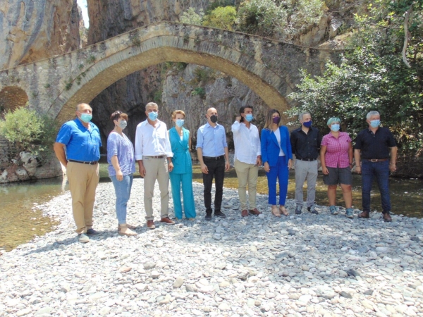 &Omicron; &tau;&omicron;&upsilon;&rho;&iota;&sigma;&mu;ό&sigmaf; &sigma;&tau;&eta;&nu; &pi;&rho;ώ&tau;&eta; &gamma;&rho;&alpha;&mu;&mu;ή - &Kappa;&upsilon;&beta;&epsilon;&rho;&nu;&eta;&tau;&iota;&kappa;ό &kappa;&lambda;&iota;&mu;ά&kappa;&iota;&omicron; &sigma;&tau;&omicron; &pi;έ&tau;&rho;&iota;&nu;&omicron; &gamma;&epsilon;&phi;ύ&rho;&iota; &tau;&eta;&sigmaf; &Pi;&omicron;&rho;&tau;ί&tau;&sigma;&alpha;&sigmaf; -&laquo;&Mu;&iota;&alpha; &mu;&epsilon;&gamma;ά&lambda;&eta; &mu;έ&rho;&alpha; &gamma;&iota;&alpha; &tau;&omicron;&nu; &tau;ό&pi;&omicron; &mu;&alpha;&sigmaf;&raquo; &epsilon;ί&pi;&epsilon; &omicron; &Delta;ή&mu;&alpha;&rho;&chi;&omicron;&sigmaf; &Gamma;&iota;ώ&rho;&gamma;&omicron;&sigmaf; &Delta;&alpha;&sigma;&tau;&alpha;&mu;ά&nu;&eta;&sigmaf;