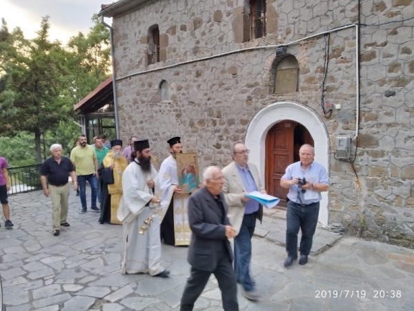 &Epsilon;&omicron;&rho;&tau;ή &Pi;&rho;&omicron;&phi;ή&tau;&eta; &Eta;&lambda;ί&alpha; &sigma;&tau;&omicron;&nu; &Alpha;&iota;&mu;&iota;&lambda;&iota;&alpha;&nu;ό &kappa;&alpha;&iota; &tau;&omicron; &Pi;&alpha;&rho;ό&rho;&iota;&omicron; &Gamma;&rho;&epsilon;&beta;&epsilon;&nu;ώ&nu;