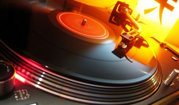 &Epsilon;&pi;&iota;&sigma;&tau;&rho;έ&phi;&epsilon;&iota; &eta; &mu;&omicron;&upsilon;&sigma;&iota;&kappa;ή &sigma;&epsilon; &epsilon;&sigma;&tau;ί&alpha;&sigma;&eta; &kappa;&alpha;&iota; &delta;&iota;&alpha;&sigma;&kappa;έ&delta;&alpha;&sigma;&eta;, &mu;ό&nu;&omicron; &mu;&epsilon; &kappa;&alpha;&theta;ή&mu;&epsilon;&nu;&omicron;&upsilon;&sigmaf;