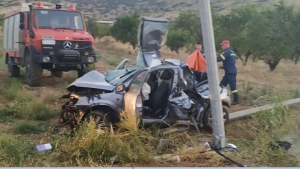 H &alpha;&pi;ό&lambda;&upsilon;&tau;&eta; &tau;&rho;&alpha;&gamma;&omega;&delta;ί&alpha;: &Eta; 19&chi;&rho;&omicron;&nu;&eta; &sigma;&kappa;&omicron;&tau;ώ&theta;&eta;&kappa;&epsilon; &sigma;&epsilon; &tau;&rho;&omicron;&chi;&alpha;ί&omicron; ό&pi;&omega;&sigmaf; &omicron; &alpha;&delta;&epsilon;&rho;&phi;ό&sigmaf; &tau;&eta;&sigmaf; &tau;&eta;&nu; ί&delta;&iota;&alpha; &eta;&mu;έ&rho;&alpha; &pi;&rho;&iota;&nu; 2 &chi;&rho;ό&nu;&iota;&alpha;