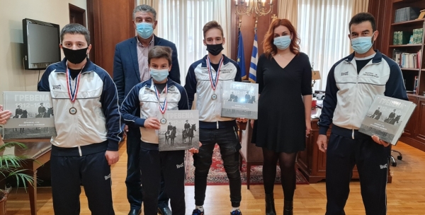 &Tau;&omicron;&upsilon;&sigmaf; &Gamma;&rho;&epsilon;&beta;&epsilon;&nu;&iota;ώ&tau;&epsilon;&sigmaf; &alpha;&theta;&lambda;&eta;&tau;έ&sigmaf; &pi;&omicron;&upsilon; &delta;&iota;&alpha;&kappa;&rho;ί&theta;&eta;&kappa;&alpha;&nu; &sigma;&tau;&omicron; &Pi;&alpha;&nu;&epsilon;&lambda;&lambda;ή&nu;&iota;&omicron; &Pi;&rho;&omega;&tau;ά&theta;&lambda;&eta;&mu;&alpha; &Pi;&upsilon;&gamma;&mu;&alpha;&chi;ί&alpha;&sigmaf; &sigma;&upsilon;&nu;&epsilon;&chi;ά&rho;&eta; &omicron; &Delta;ή&mu;&alpha;&rho;&chi;&omicron;&sigmaf; &Gamma;&iota;ώ&rho;&gamma;&omicron;&sigmaf; &Delta;&alpha;&sigma;&tau;&alpha;&mu;ά&nu;&eta;&sigmaf;