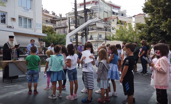 &Omicron; &alpha;&gamma;&iota;&alpha;&sigma;&mu;ό&sigmaf; &tau;&omicron;&upsilon; 1&omicron;&upsilon; &Delta;&eta;&mu;&omicron;&tau;&iota;&kappa;&omicron;ύ &sigma;&chi;&omicron;&lambda;&epsilon;ί&omicron;&upsilon; &kappa;&alpha;&iota; &eta; &delta;&iota;&alpha;&nu;&omicron;&mu;ή &epsilon;&nu;&eta;&mu;&epsilon;&rho;&omega;&tau;&iota;&kappa;ώ&nu; &phi;&upsilon;&lambda;&lambda;&alpha;&delta;ί&omega;&nu;, &alpha;&pi;ό &tau;&omicron;&upsilon;&sigmaf; ά&nu;&delta;&rho;&epsilon;&sigmaf; &tau;&eta;&sigmaf; &Tau;&rho;&omicron;&chi;&alpha;ί&alpha;&sigmaf; &Gamma;&rho;&epsilon;&beta;&epsilon;&nu;ώ&nu; (VIDEO)