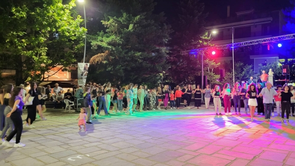 Ό&lambda;&eta; &eta; &pi;&lambda;&alpha;&tau;&epsilon;ί&alpha;, &mu;&iota;&alpha; &gamma;&iota;&omicron;&rho;&tau;ή &ndash; &Tau;&omicron; &Pi;&omicron;&nu;&tau;&iota;&alpha;&kappa;ό &Gamma;&lambda;έ&nu;&tau;&iota; &tau;&omicron;&upsilon; &Pi;&omicron;&lambda;&iota;&tau;&iota;&sigma;&tau;&iota;&kappa;&omicron;ύ &mu;&alpha;&sigmaf; &Kappa;&alpha;&lambda;&omicron;&kappa;&alpha;&iota;&rho;&iota;&omicron;ύ (video)