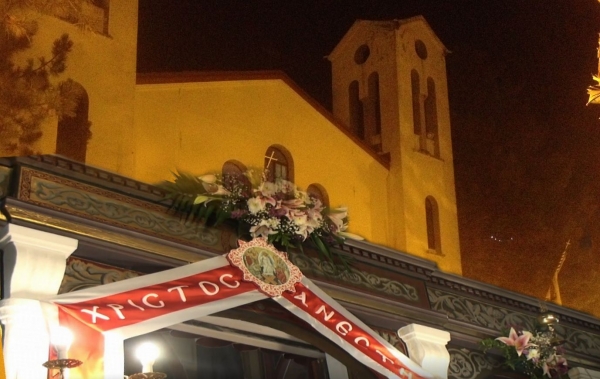 H &Alpha;&kappa;&omicron;&lambda;&omicron;&upsilon;&theta;ί&alpha; &tau;&eta;&sigmaf; &Alpha;&nu;&alpha;&sigma;&tau;ά&sigma;&epsilon;&omega;&sigmaf; &alpha;&pi;ό &tau;&omicron;&nu; &Iota;&epsilon;&rho;ό &Mu;&eta;&tau;&rho;&omicron;&pi;&omicron;&lambda;&iota;&tau;&iota;&kappa;ό &Nu;&alpha;ό &Epsilon;&upsilon;&alpha;&gamma;&gamma;&epsilon;&lambda;&iota;&sigma;&tau;&rho;ί&alpha;&sigmaf; &Gamma;&rho;&epsilon;&beta;&epsilon;&nu;ώ&nu; (LIVE)