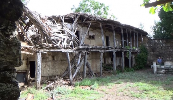 &Sigma;&tau;&omicron; ί&delta;&iota;&omicron; έ&rho;&gamma;&omicron; &theta;&epsilon;&alpha;&tau;έ&sigmaf;, &alpha;&pi;&epsilon;&upsilon;&chi;ό&mu;&epsilon;&nu;&omicron;&iota; &tau;&omicron; &kappa;&alpha;&kappa;ό