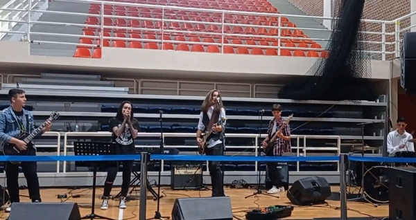 &Tau;&omicron; &Mu;&omicron;&upsilon;&sigma;&iota;&kappa;ό &Sigma;&chi;&omicron;&lambda;&epsilon;ί&omicron; &Sigma;&iota;ά&tau;&iota;&sigma;&tau;&alpha;&sigmaf; &sigma;&tau;&omicron; &Phi;&epsilon;&sigma;&tau;&iota;&beta;ά&lambda; &tau;&omicron;&upsilon; &Mu;&alpha;&theta;&eta;&tau;&iota;&kappa;&omicron;ύ &Delta;&iota;&alpha;&gamma;&omega;&nu;&iota;&sigma;&mu;&omicron;ύ &laquo;&Tau;&epsilon;&chi;&nu;&eta;&tau;ή &Nu;&omicron;&eta;&mu;&omicron;&sigma;ύ&nu;&eta; &sigma;&tau;&eta;&nu; &Epsilon;&kappa;&pi;&alpha;ί&delta;&epsilon;&upsilon;&sigma;&eta;&raquo;