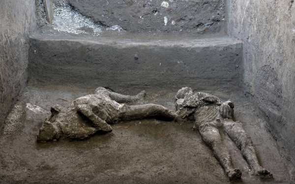 &Sigma;&upsilon;&gamma;&kappa;&lambda;&omicron;&nu;&iota;&sigma;&tau;&iota;&kappa;ή &alpha;&nu;&alpha;&kappa;ά&lambda;&upsilon;&psi;&eta; &alpha;&pi;ό &tau;&eta;&nu; &alpha;&rho;&chi;&alpha;ί&alpha; &Pi;&omicron;&mu;&pi;&eta;ί&alpha; - &Sigma;&tau;&omicron; "&phi;&omega;&sigmaf;" &tau;&alpha; &lambda;&epsilon;ί&psi;&alpha;&nu;&alpha; &alpha;&phi;έ&nu;&tau;&eta; &kappa;&alpha;&iota; &sigma;&kappa;&lambda;ά&beta;&omicron;&upsilon; &pi;&omicron;&upsilon; &alpha;&nu;&alpha;&zeta;&eta;&tau;&omicron;ύ&sigma;&alpha;&nu; &kappa;&alpha;&tau;&alpha;&phi;ύ&gamma;&iota;&omicron;