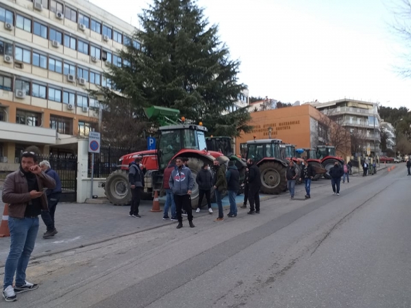 A&gamma;&rho;ό&tau;&epsilon;&sigmaf; &pi;&alpha;&rho;έ&tau;&alpha;&xi;&alpha;&nu; &tau;&alpha; &tau;&rho;&alpha;&kappa;&tau;έ&rho; &tau;&omicron;&upsilon;&sigmaf; έ&xi;&omega; &alpha;&pi;ό &tau;&omicron; &kappa;&tau;ή&rho;&iota;&omicron; &tau;&eta;&sigmaf; &Pi;.&Epsilon; &Kappa;&omicron;&zeta;ά&nu;&eta;&sigmaf;