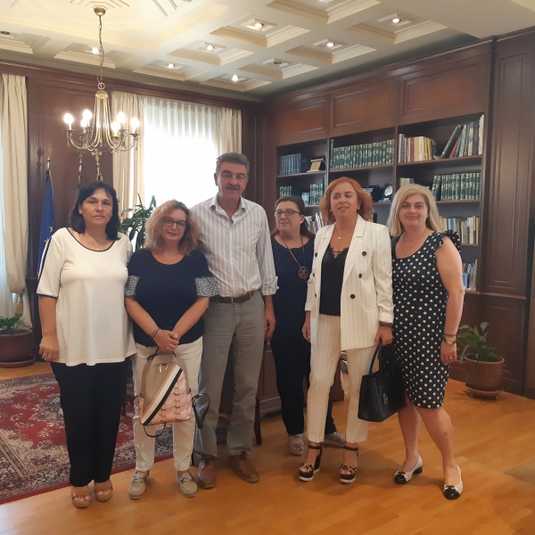 &Sigma;&upsilon;&nu;ά&nu;&tau;&eta;&sigma;&eta; &Delta;&eta;&mu;ά&rho;&chi;&omicron;&upsilon; &mu;&epsilon; &epsilon;&kappa;&pi;&rho;&omicron;&sigma;ώ&pi;&omicron;&upsilon;&sigmaf; &tau;&omicron;&upsilon; &Sigma;&omega;&mu;&alpha;&tau;&epsilon;ί&omicron;&upsilon; &Epsilon;&rho;&gamma;&alpha;&zeta;&omicron;&mu;έ&nu;&omega;&nu; &sigma;&tau;&omicron; &Gamma;&epsilon;&nu;&iota;&kappa;ό &Nu;&omicron;&sigma;&omicron;&kappa;&omicron;&mu;&epsilon;ί&omicron; &Gamma;&rho;&epsilon;&beta;&epsilon;&nu;ώ&nu;.